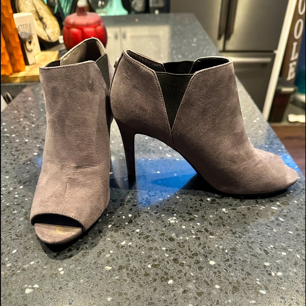 Unisa gray suede peep toe stiletto booties sz 7 1/2